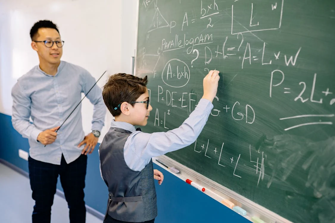 A focused tutor guiding and facilitating a high-ability learner through solving the blackboard problem
