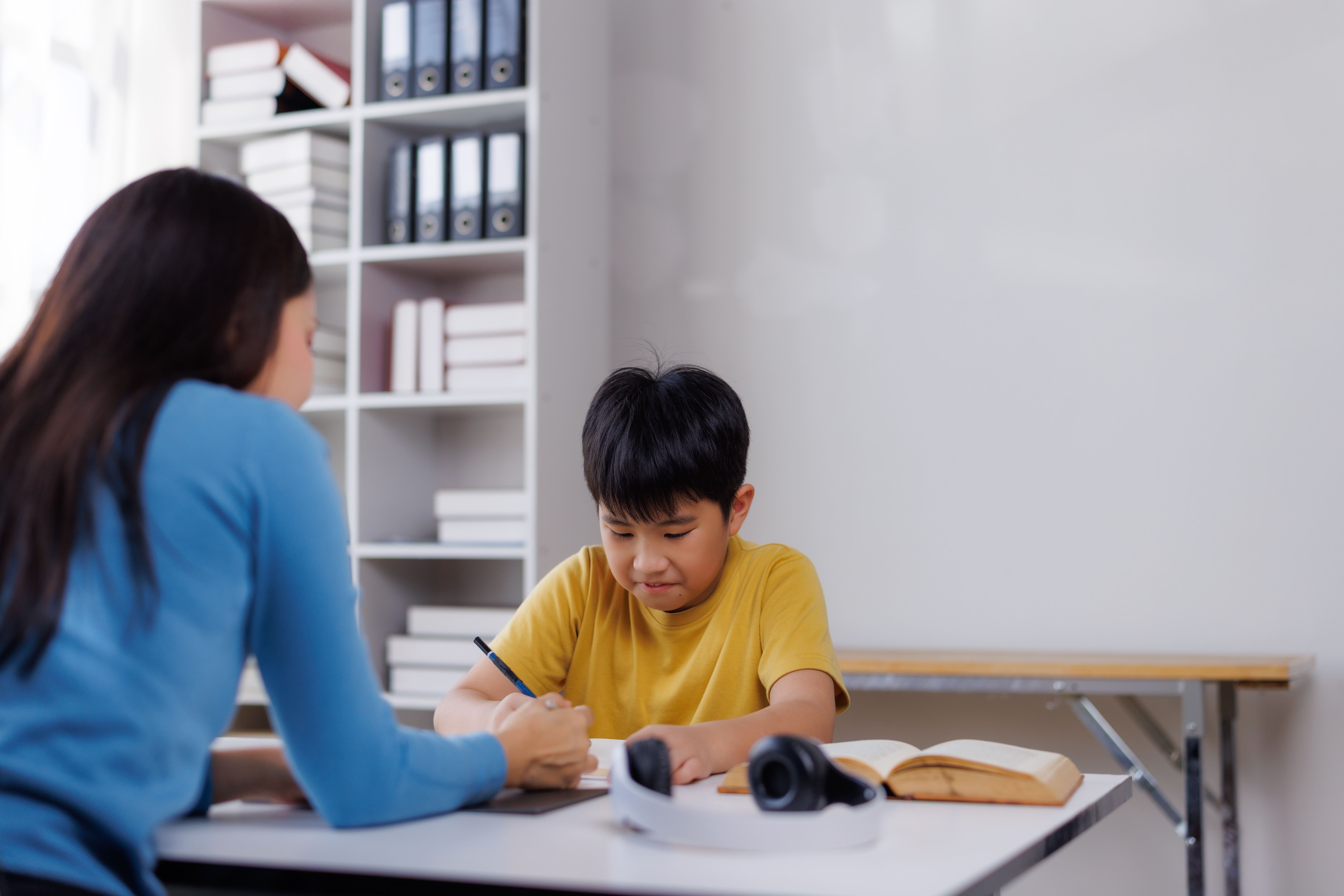 Tutor guiding a student through an unfamiliar problem in a small group setting